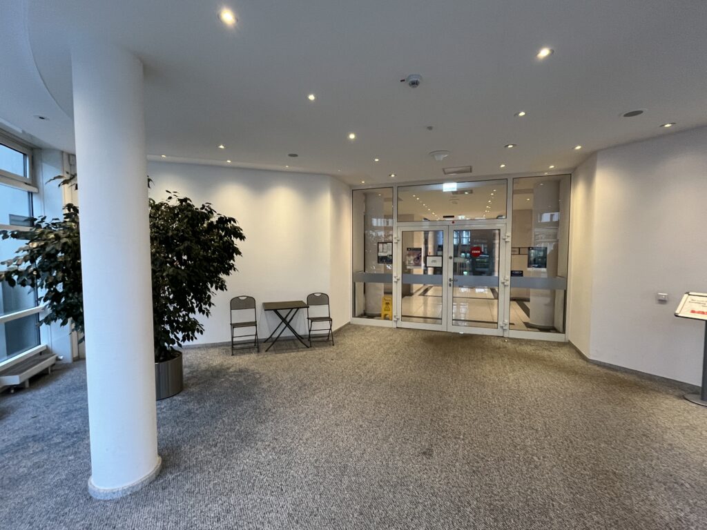 Gladbacher Str. 14, Köln – Foyer + WC