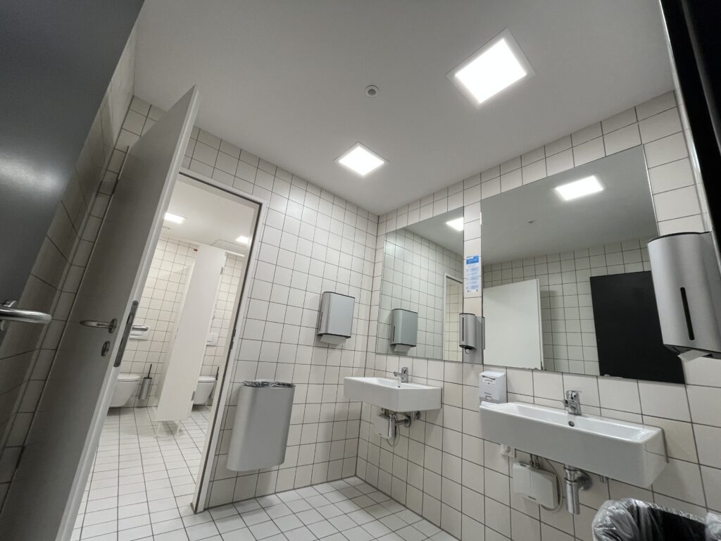 Gladbacher Str. 14, Köln – Foyer + WC