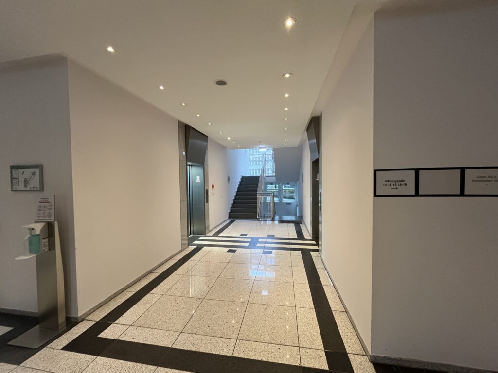 Gladbacher Str. 14, Köln – Foyer + WC