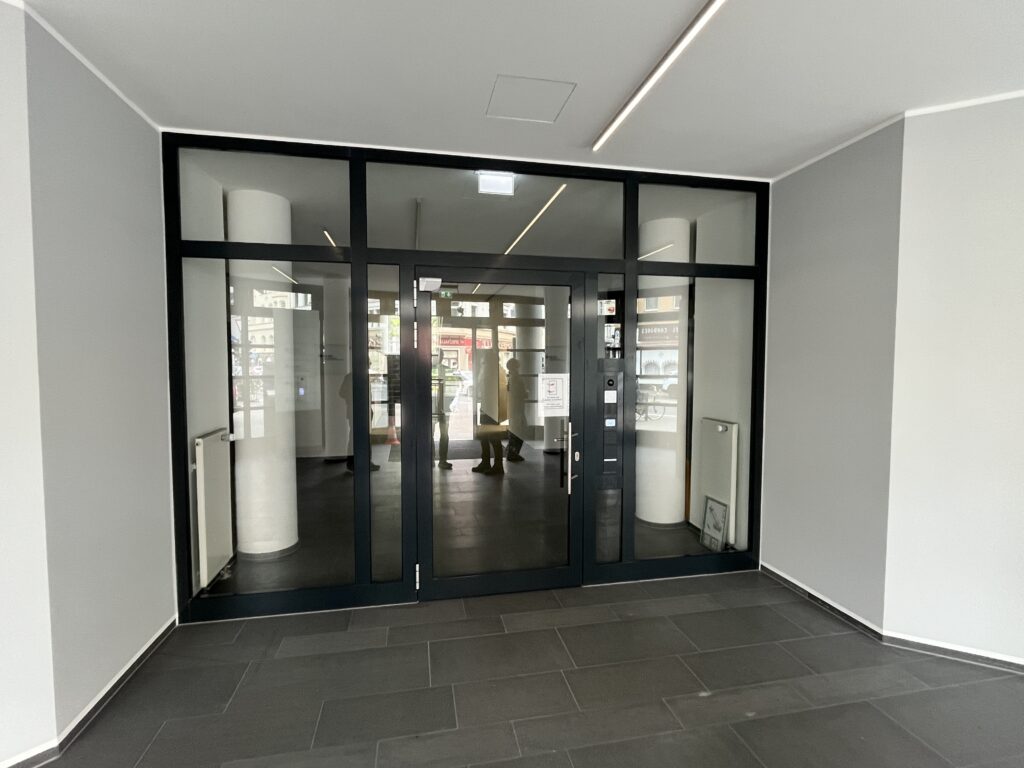 Gladbacher Str. 14, Köln – Foyer + WC